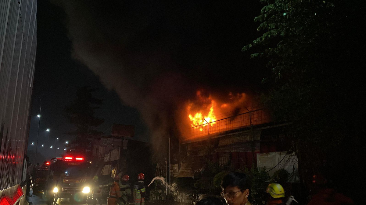 Kondisi Toko Material yang kebakaran di Kayumanis, Kota Bogor tepatnya di samping exit tol.