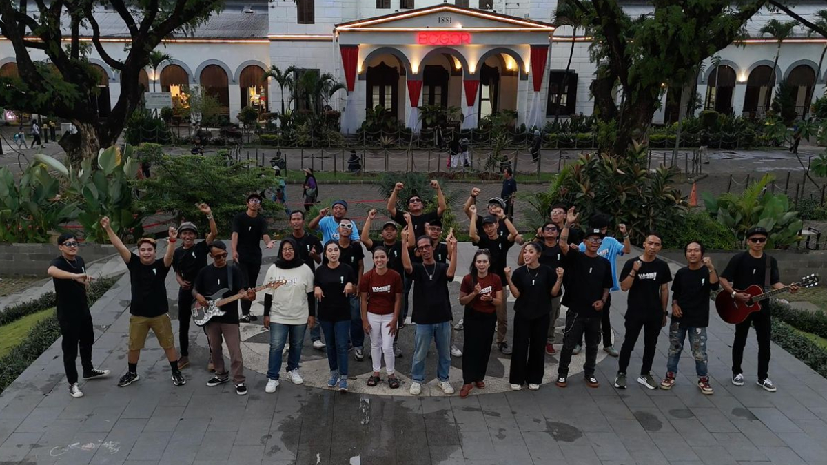 Musisi jalanan berkolaborasi dengan Tim Genetik serta berbagai komunitas membuat karya untuk mengapresiasi kinerja Presiden RI Prabowo Subianto selama satu tahun.