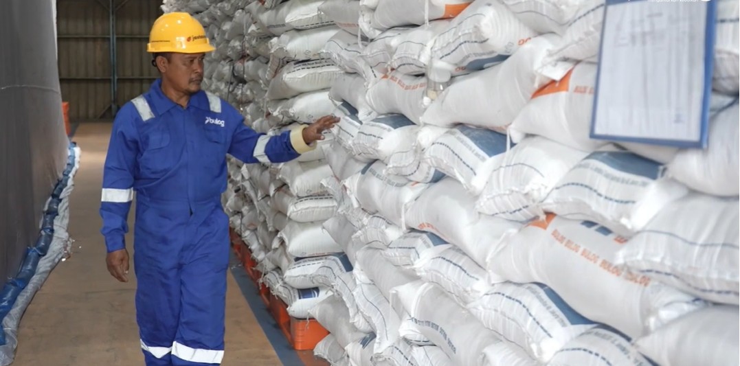 Ilustrasi penyaluran bantian tambahan sembako berupa beras 20 kg kepada KPM BPNT