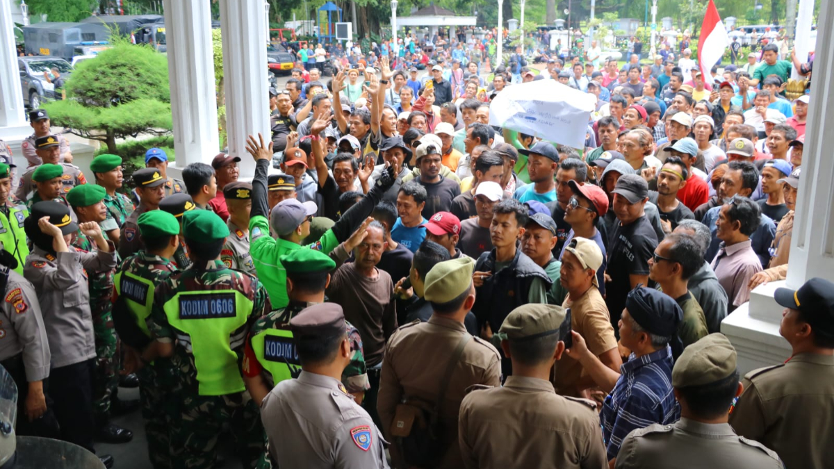 Para sopir angkot saat melakukan aksi demo di Balai Kota Bogor, Kamis, 23 Oktober 2025.