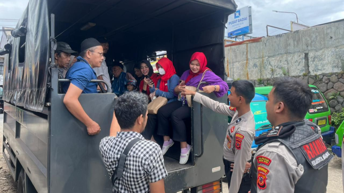 Para penumpang angkot di Kota Bogor diantar truk polisi imbas sopir demo.