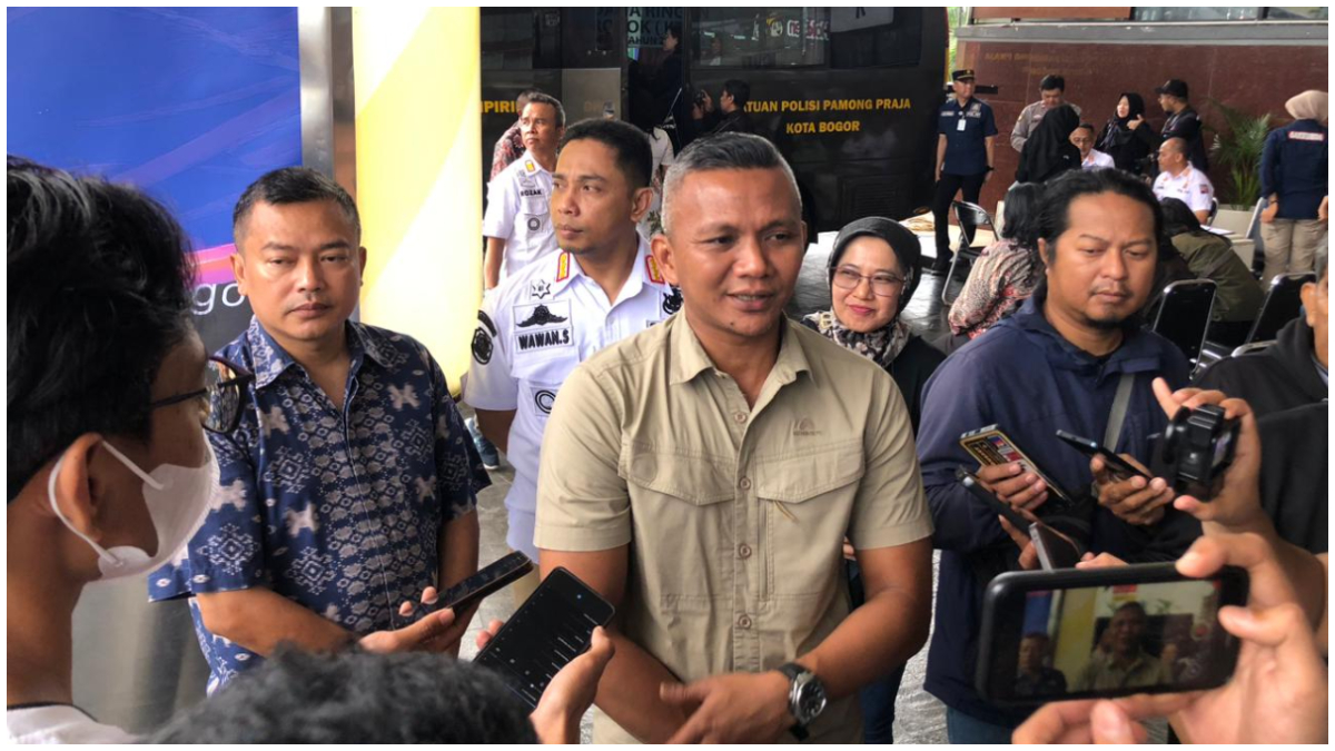 Wakil Wali Kota Bogor Jenal Mutaqin saat dimintai keterangan oleh awak media soal angkot tua.
