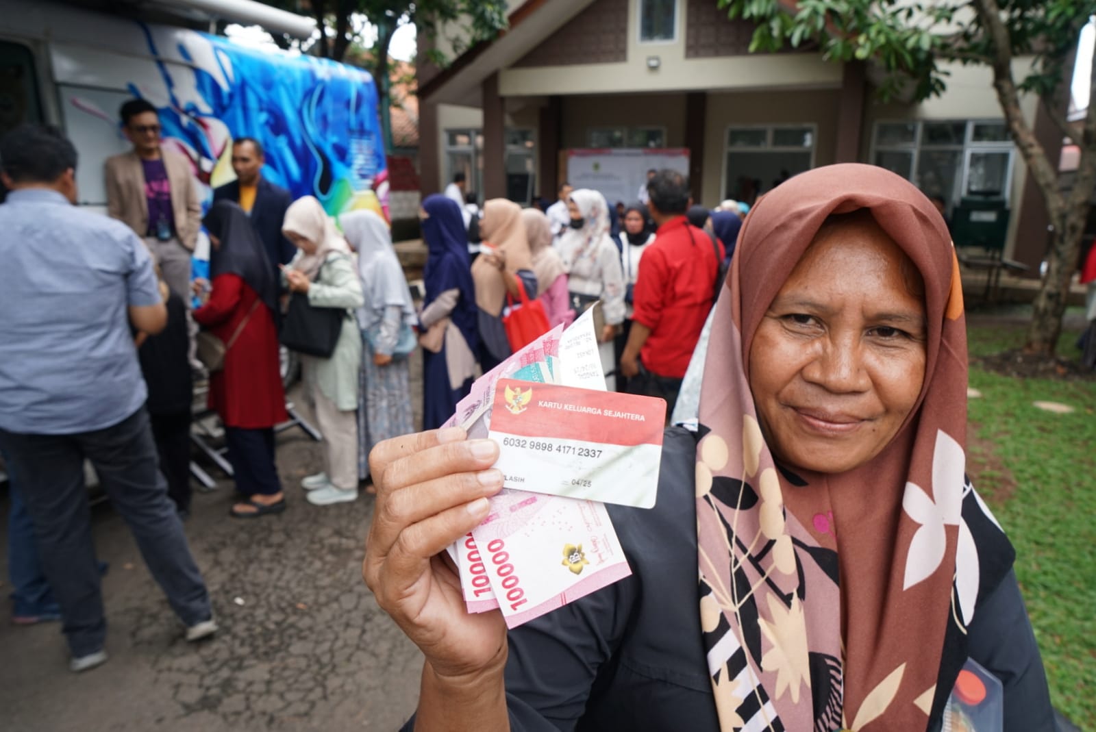 Warga Cibinong, Kabupaten Bogor, menerima langsung menyerahan bansos BLT dari Menteri Sosial Syaifullah.