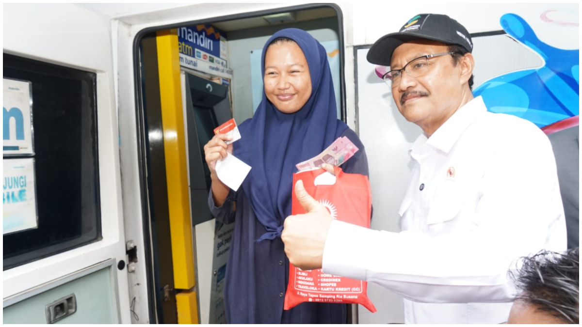 Mensos Syaifullah Yusuf saat mengecek langsung penerima manfaat bansos di Kantor Kecamatan Cibinong, Bogor Jumat 24 Oktober 2025.