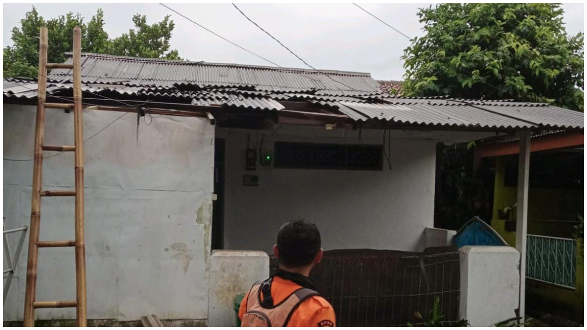 Salah satu rumah warga yang mengalami kerusakan akibat hujan deras dan angin kencang di Bojonggede, Bogor, Jumat 24 Oktober 2025.