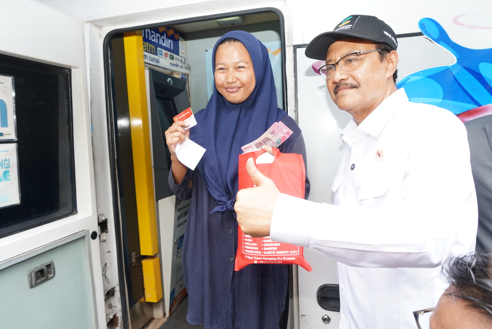 Mensos Gus Ipul saat meninjau langsung penyaluran bansos di Kabupaten Bogor.