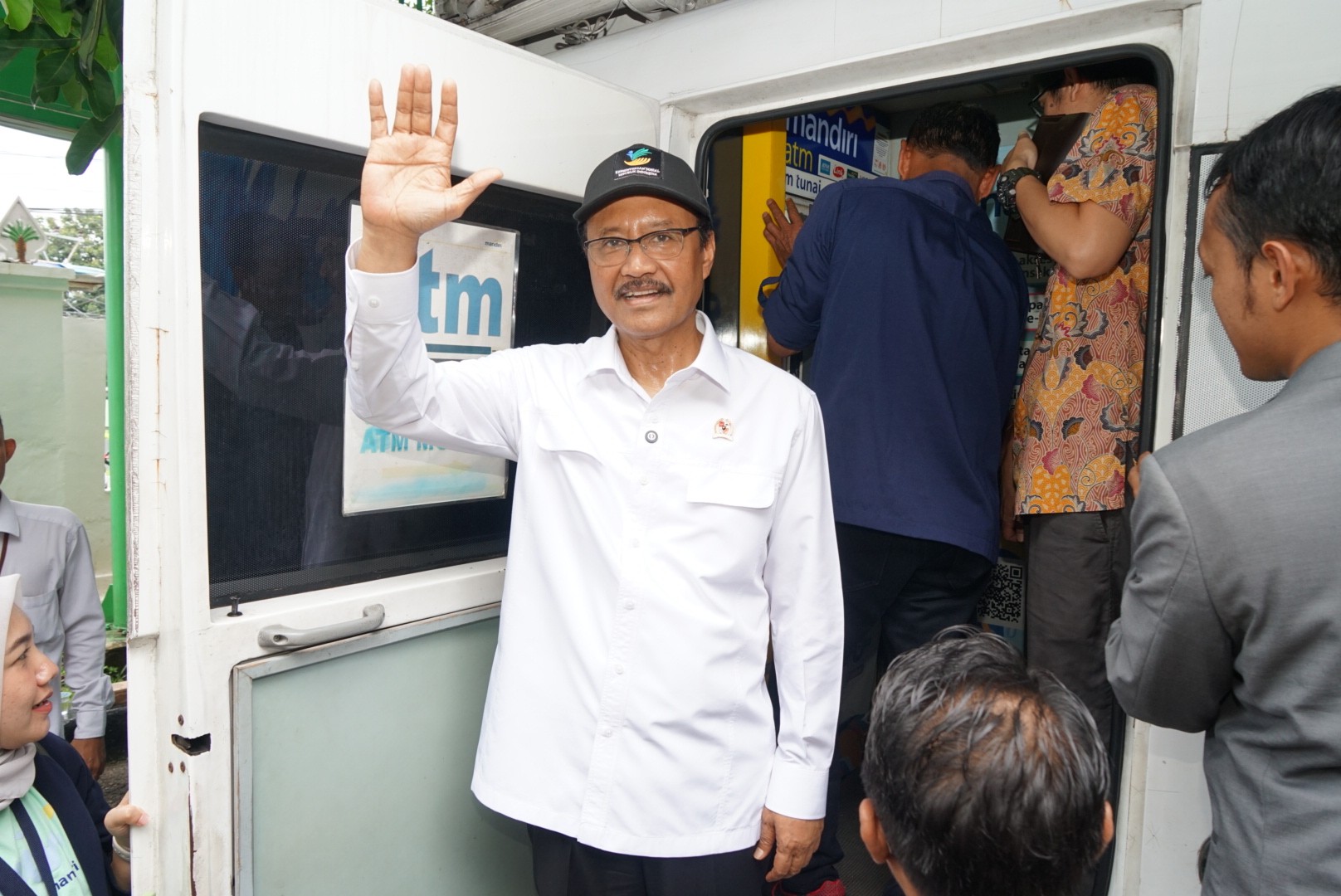 Mensos pantau penyaluran bansos PKH BPNT di Bogor.