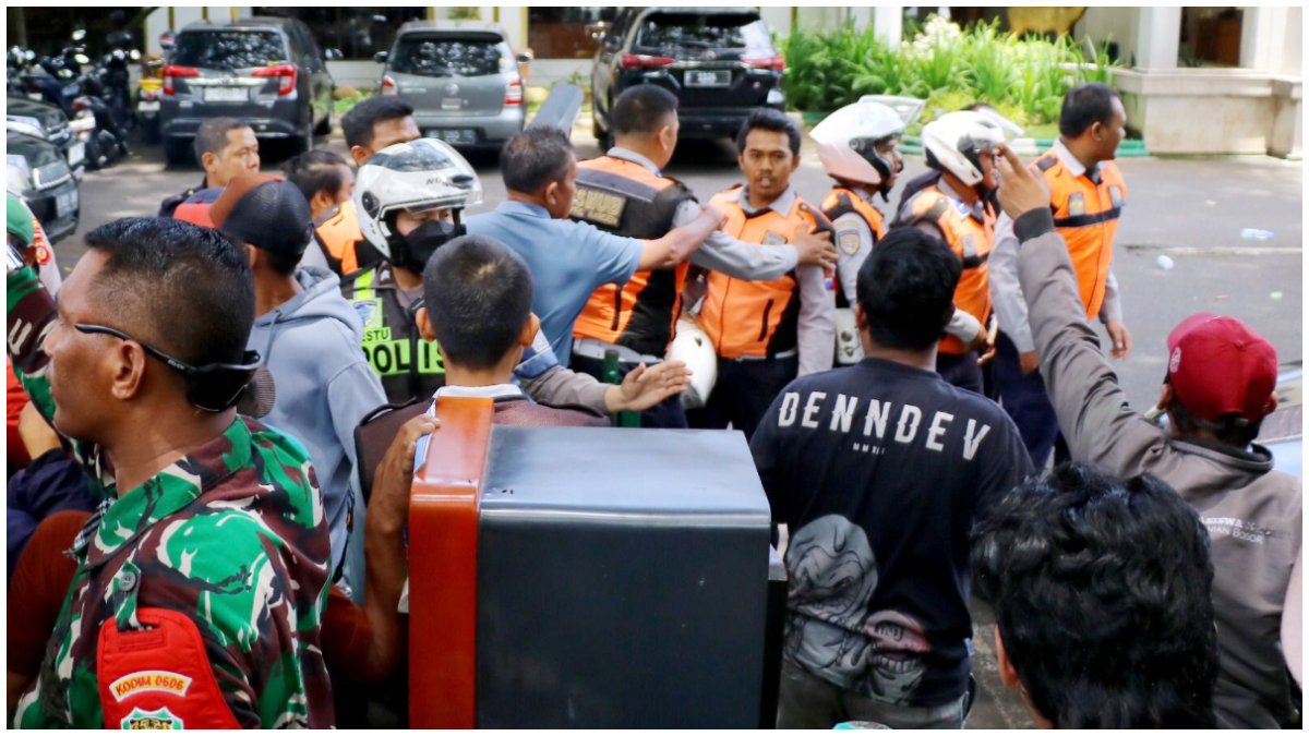Petugas Dishub Kota Bogor saat terlibat cek-cok dengan massa aksi sopir angkot.