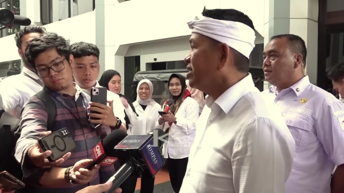 Gubernur Jawa Barat, Dedi Mulyadi memberikan keterangan kepada wartawan.
