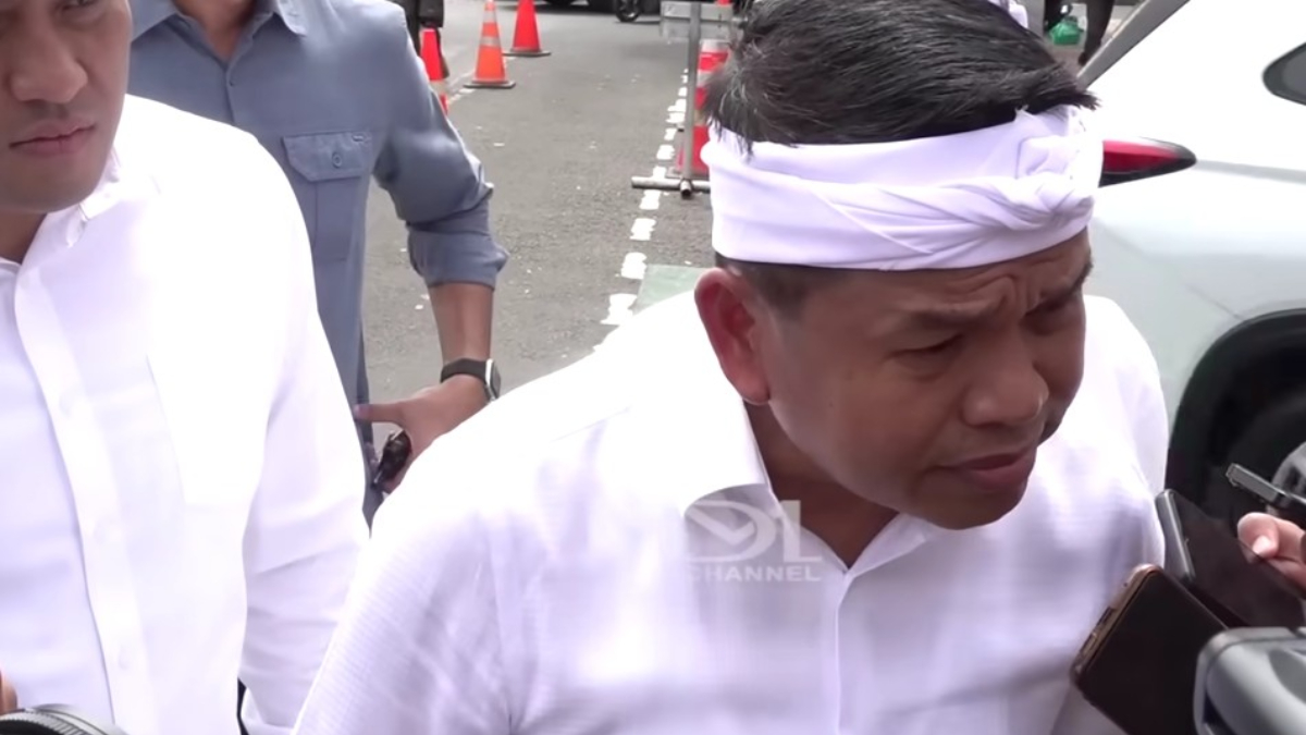 Gubernur Jawa Barat, Dedi Mulyadi menyimak pertanyaan dari wartawan.