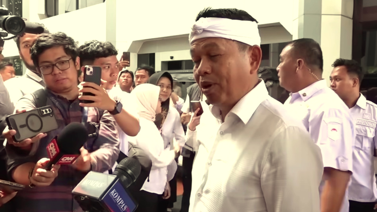 Gubernur Jawa Barat, Dedi Mulyadi saat diwawancara para wartawan.