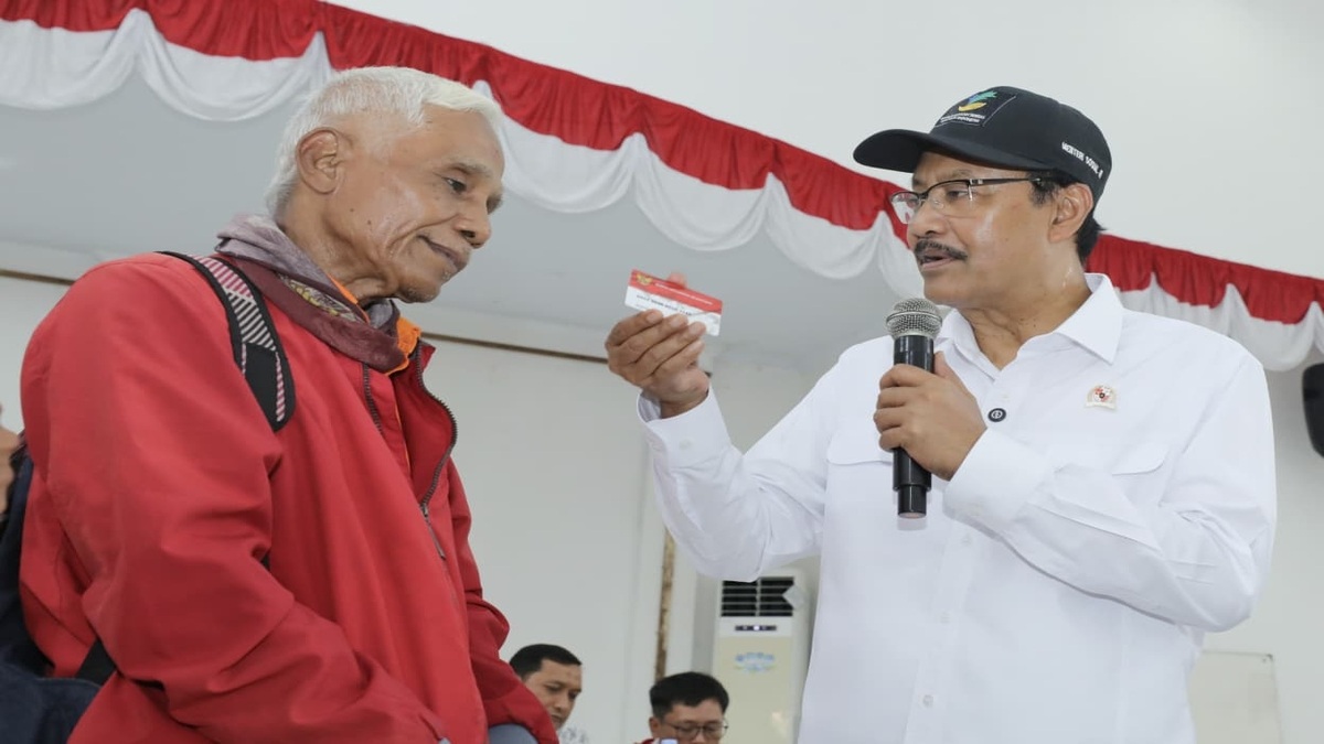 Gus Ipul saat mengecek penyaluran bansos di Cibinong, Bogor.