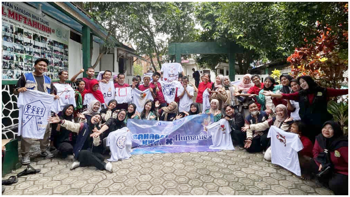 Suasana hangat terpancar saat mahasiswa IPB University dan ODGJ bersama-sama melukis, mengubah coretan menjadi harapan dalam program Sahabat Jiwa.
