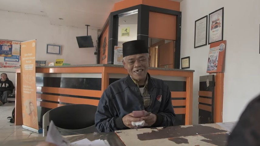 KPM bansos saat menerima pencairan dana bantuan di Kantor Pos