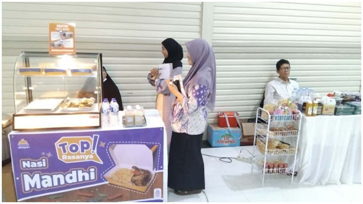 Suasana bazar halal dalam rangkaian acara weekend berkah yang digelar KPMI Bogor di Halalverse Syariah Viva Mall Cibinong, Kabupaten Bogor, Jumat 24 Oktober 2025.