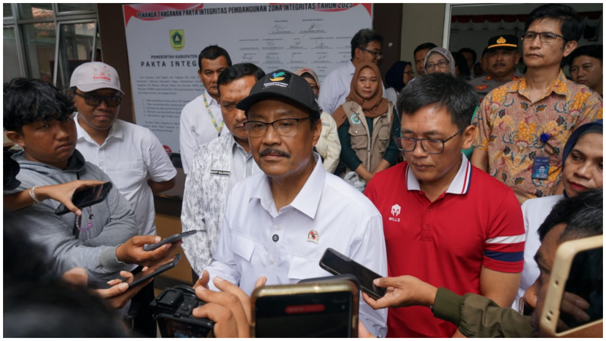 Mensos Syaifullah Yusuf saat mengecek langsung penerima manfaat bansos di Kantor Kecamatan Cibinong, Bogor Jumat 24 Oktober 2025.
