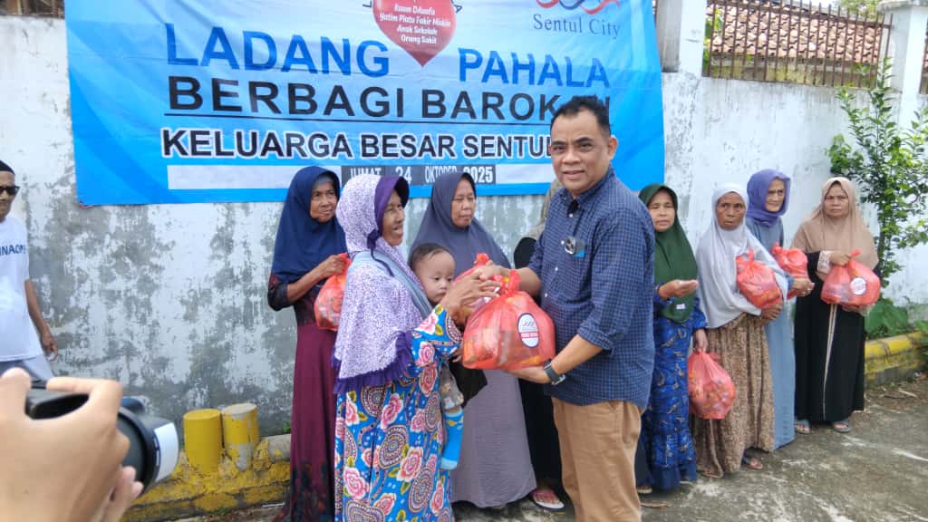 PT Sentul City Tbk menyerahkan paket sembako kepada warga Kampung Pasir Maung, Desa Citaringgul, Kecamatan Babakan Madang, Kabupaten Bogor, Jumat (24/10/2025).