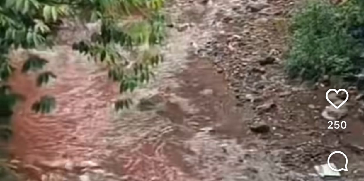 Tangkapan layar kondisi Sungai Cikapancilan, Kota Bogor, yang berubah warna.