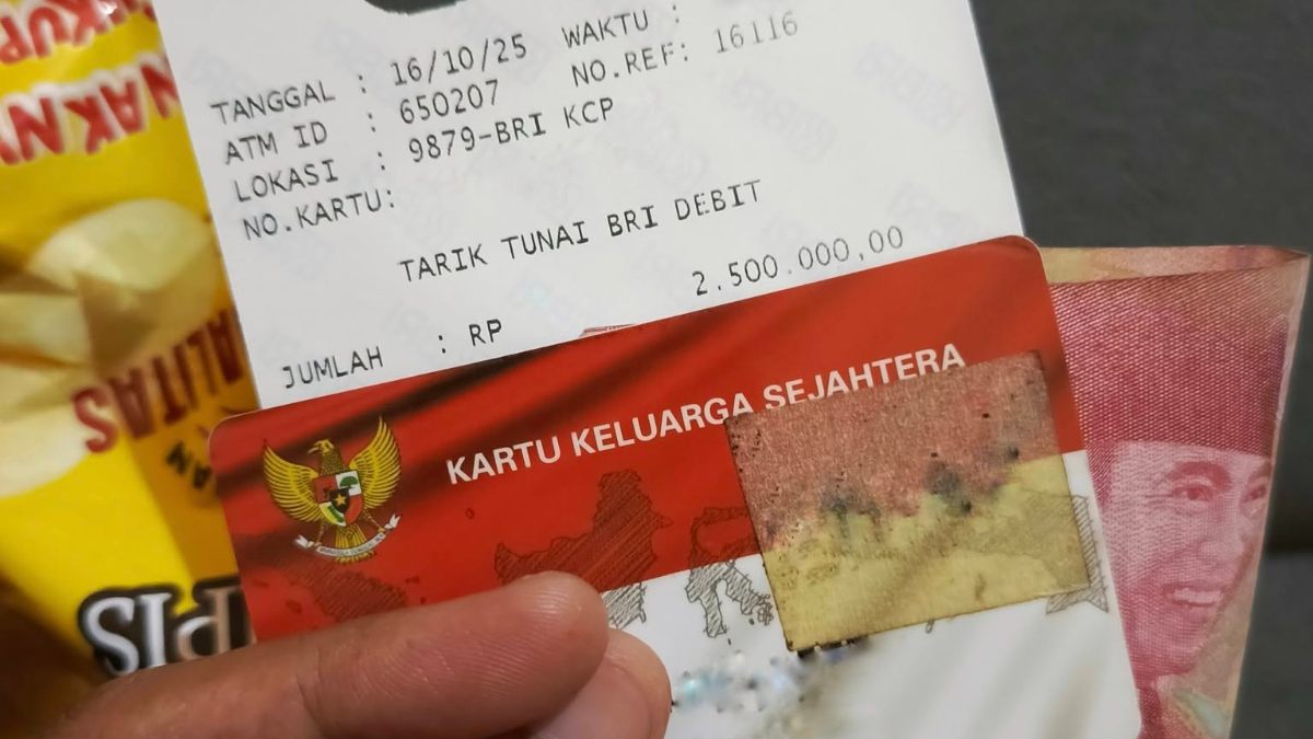 Ilustrasi kartu KKS dan bukti penarikan dana bansos.