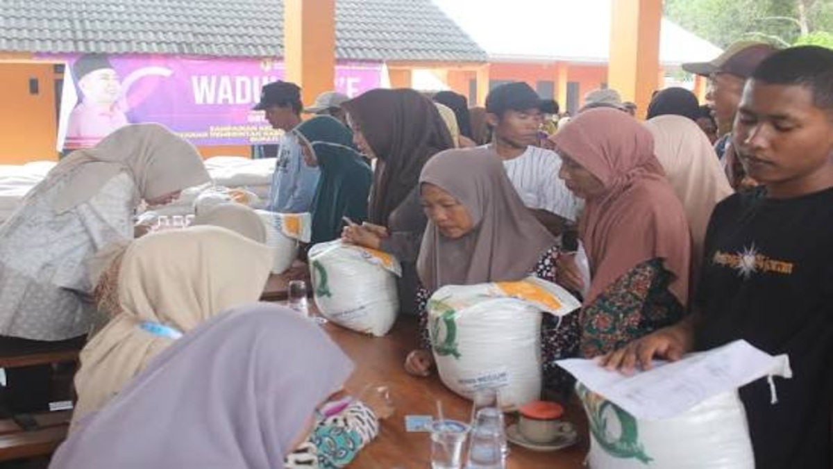 KPM mengambil bansos beras 20 kg dan 4 liter minyak goreng.