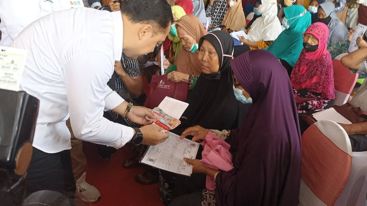 Ilustrasi: Penyaluran bantuan sosial (bansos).