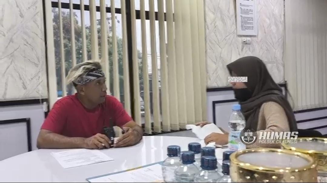 Kapolsek Cileungsi, Kompol Edison saat mengintrogasi pelaku di Mapolsek Cileungsi, Kabupaten Bogor.