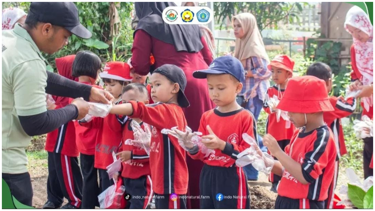 Aktivitas wisata edukasi untuk anak anak maupun keluarga di Indo Natural Farm Sukabumi.