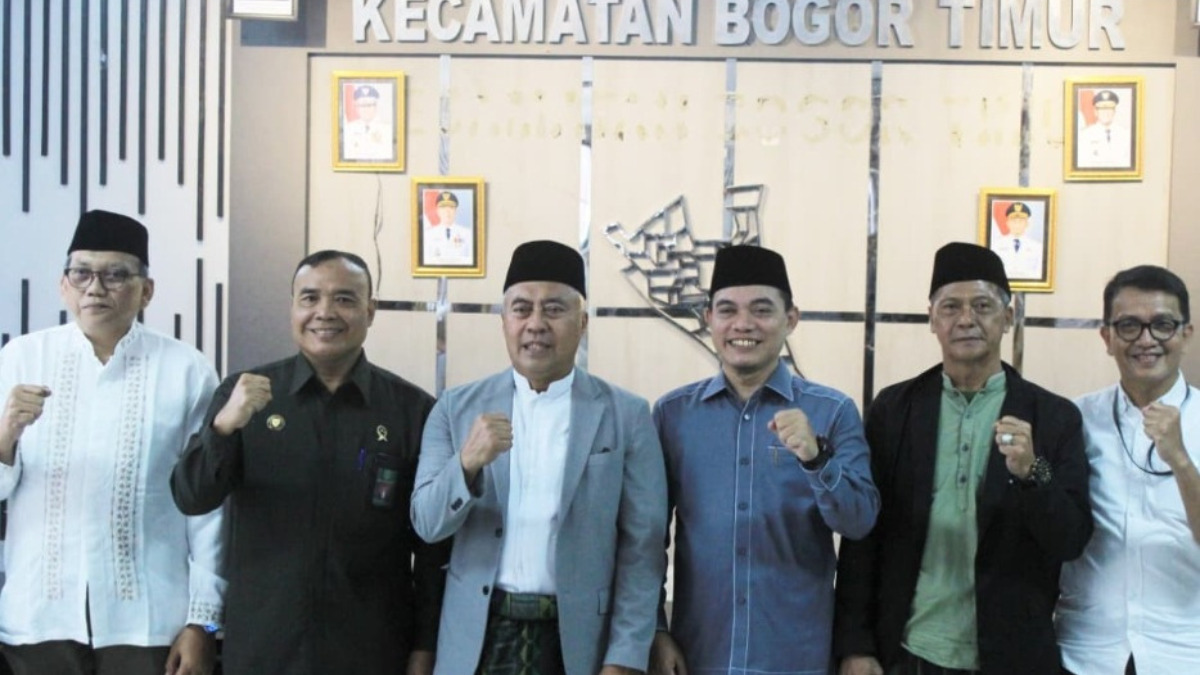 Sekda Kota Bogor Denny Mulyadi bersama pegawai pengadilan negeri saat peluncuran program PALU SAKTI.&nbsp;