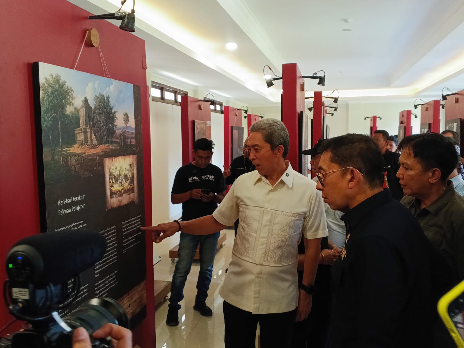Menteri Kebudayaan RI Fadli Zon bersama Wali Kota Bogor meninjau situs Batu Tulis dan Museum Bumi Ageung Batutulis.