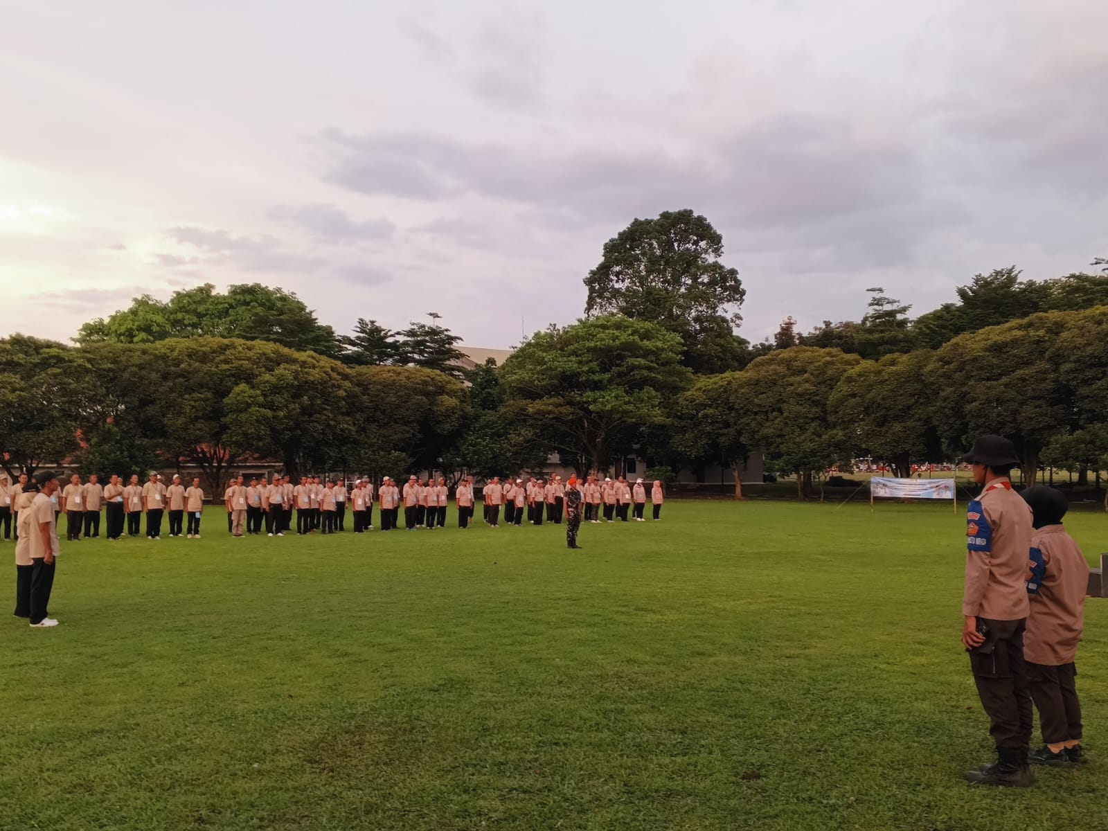 Puluhan ketua RT dan RW Kelurahan Kedung Waringin, Kecamatan Tanah Sareal, Kota Bogor, mengikuti pembinaan dan pelatihan kepemimpinan.