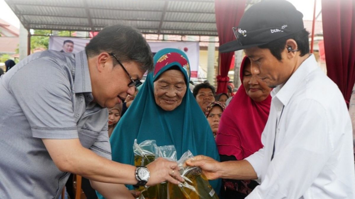 Ilustrasi: Penyaluran bantuan sosial (bansos) kepada KPM.