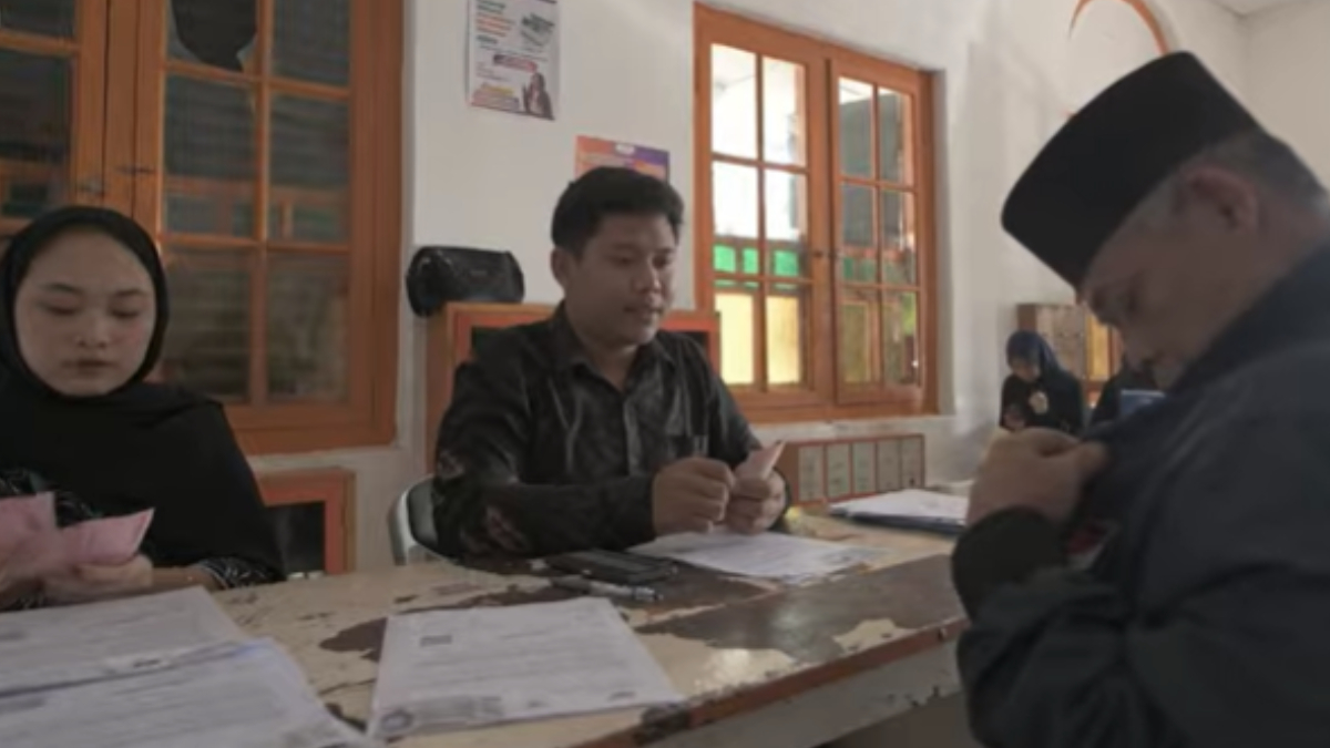 Ilustrasi: Penyaluran bantuan sosial (bansos) kepada para penerima manfaat atau KPM.