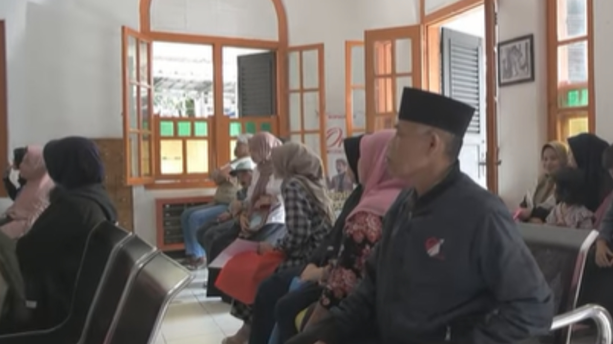 Ilustrasi: Penyaluran bantuan sosial (bansos) kepada para penerima manfaat atau KPM.