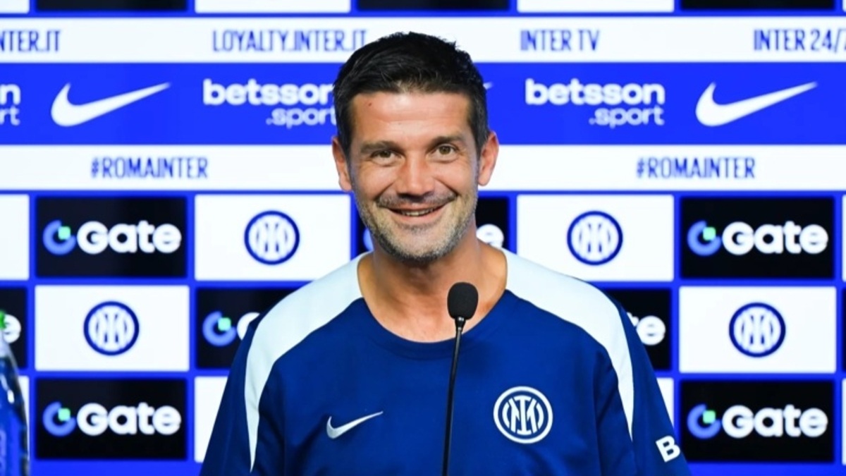 Cristian Chivu dalam konferensi pers jelang laga menghadapi Napoli.