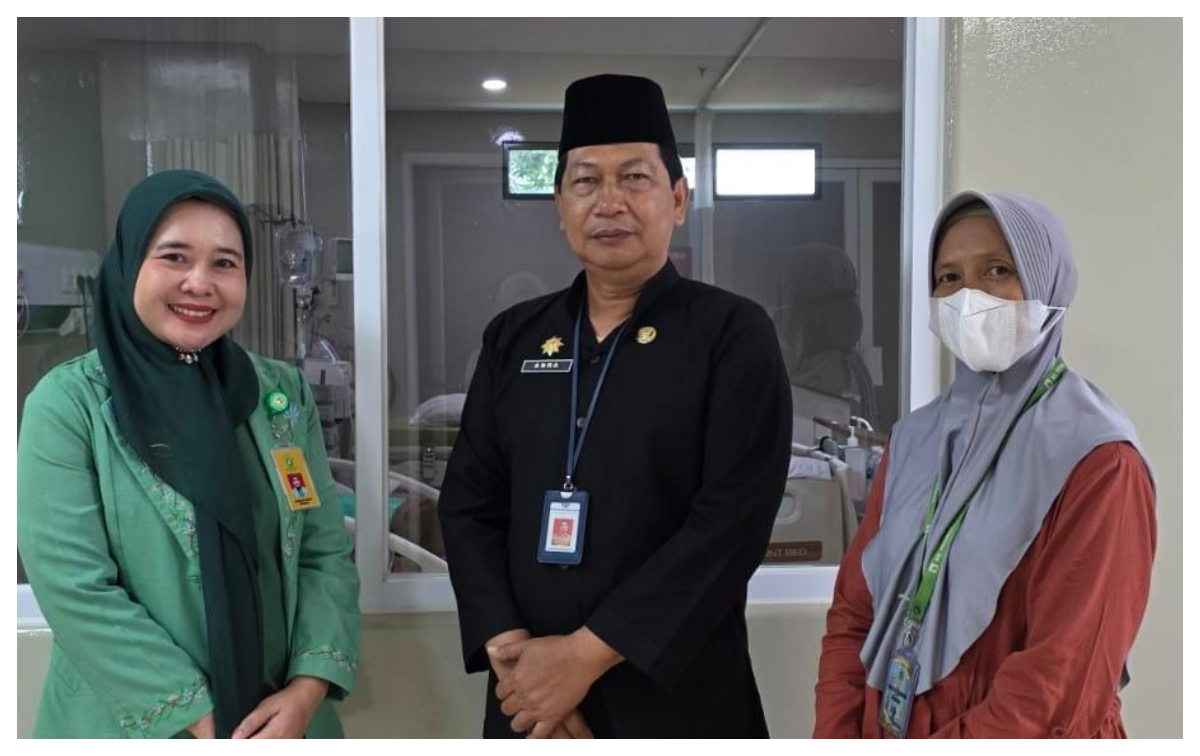 Kadis DLHK Depok, Abdul Rahman saat menjenguk petugas kebersihan kota Depok yang alami kecelakaan.