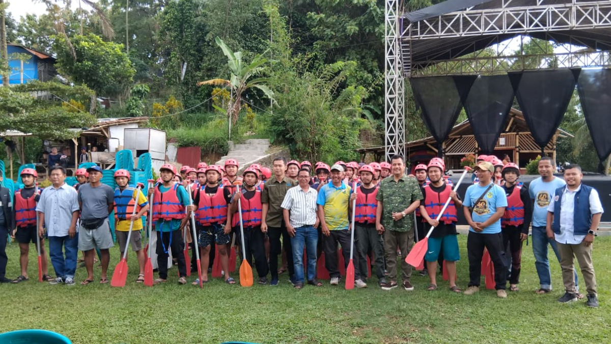 Puluhan pemuda Muarajaya Bogor dilatih jadi pemandu rafting andal.