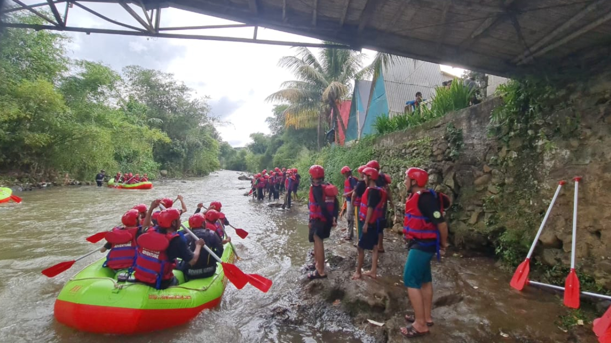 KOMPAK : Para pemuda Muarajaya Bogor dilatih jadi pemandu rafting yang andal.