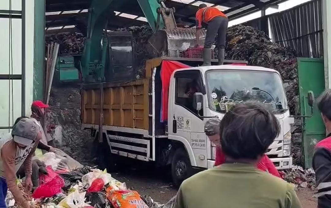 DLH Kabupaten Bogor turunkan 200 armada Truk untuk mengangkut sekitar 800 meter kubik sampah TPS SCRC, Kecamatan Babakan Madang, Kabupaten Bogor.