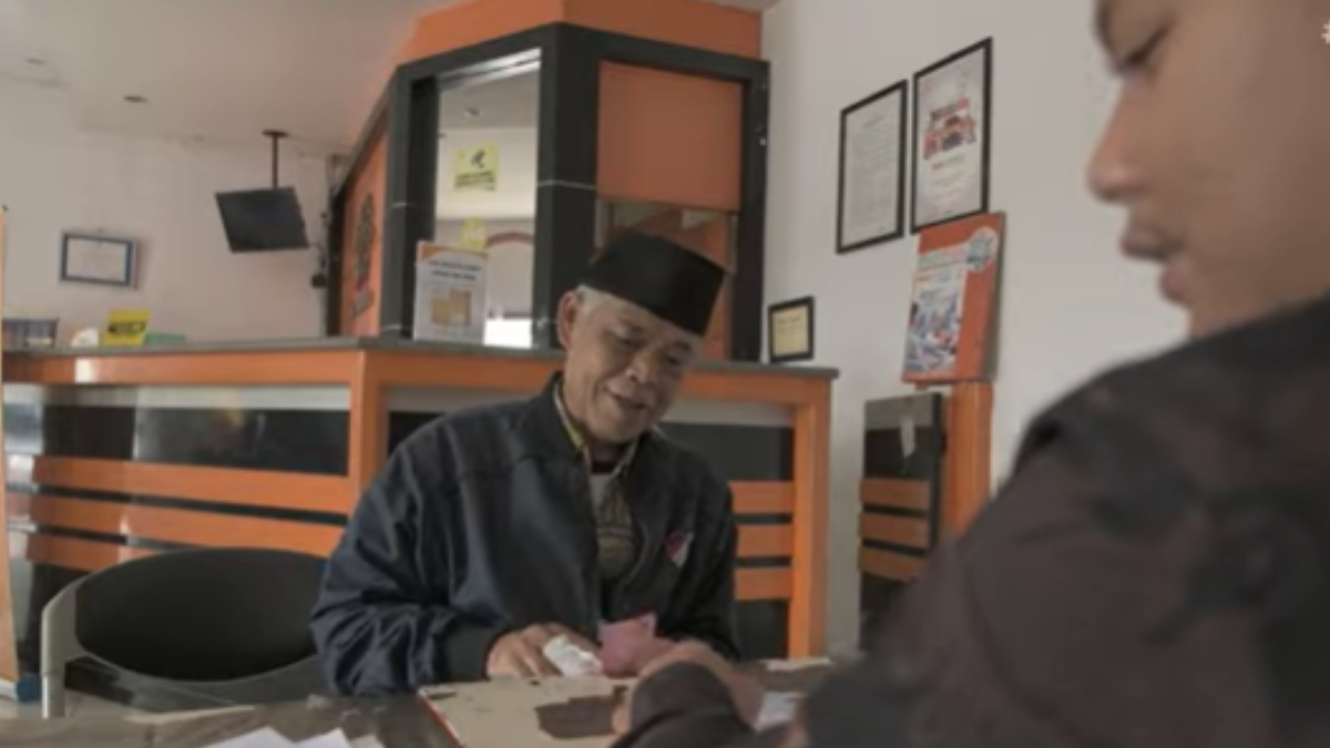 Ilustrasi: Penyaluran bantuan sosial (bansos) kepada para penerima manfaat atau KPM.