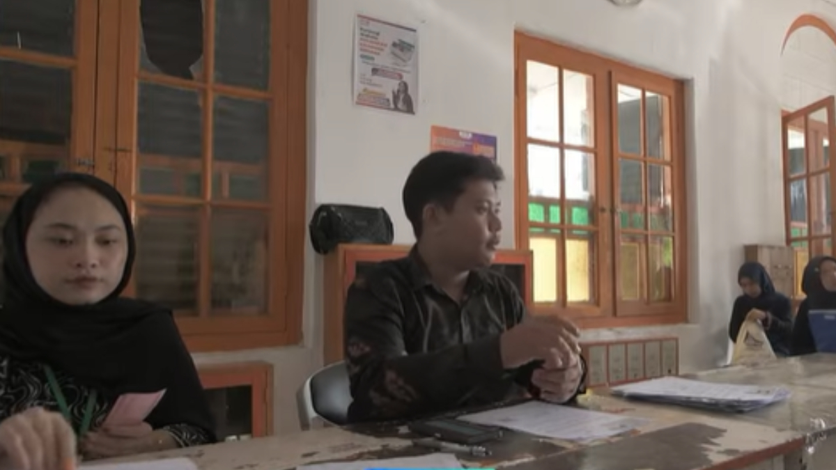 Ilustrasi: Petugas saat menyalurkan bantuan sosial (bansos) kepada para penerima manfaat atau KPM.