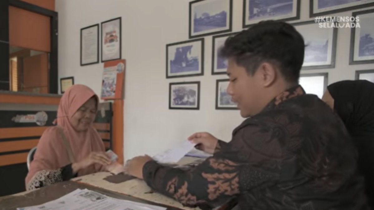 Ilustrasi: Penyaluran bantuan sosial (bansos) kepada para penerima manfaat atau KPM.