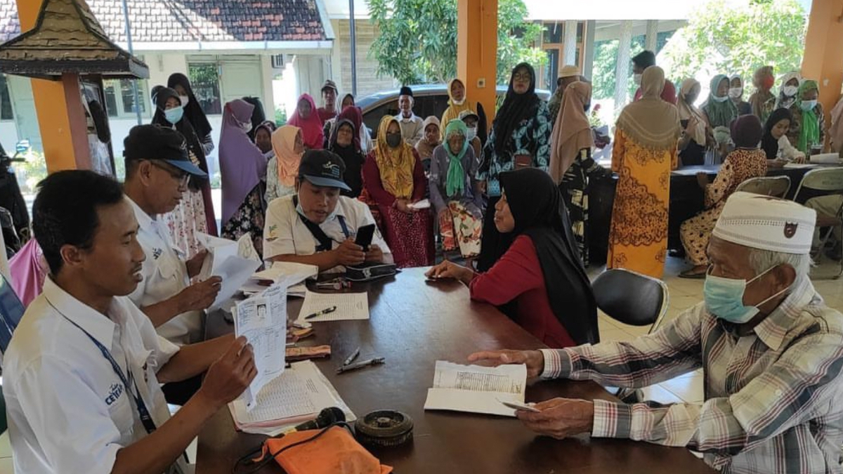 Ilustrasi: Penyaluran bantuan sosial (bansos).