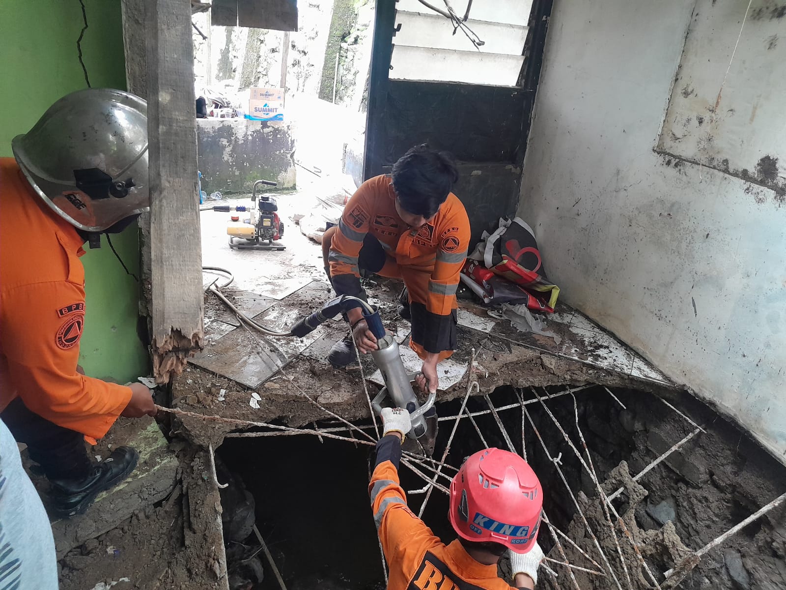 Petugas BPBD melakukan penanganan tembok rumah warga di Kampung Babakan Sirna RT 005/RW 009, Kelurahan Tegallega, Kecamatan Bogor Tengah yang ambruk.