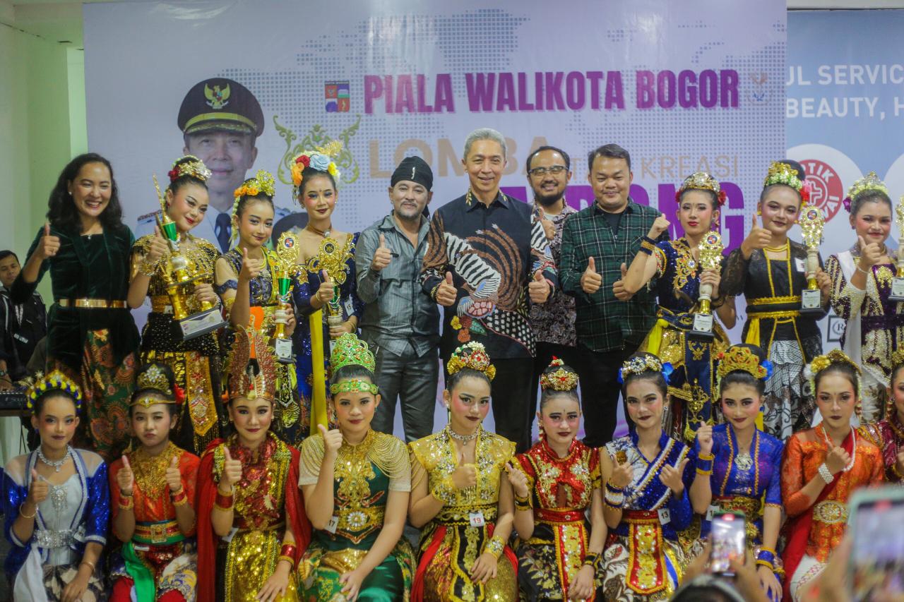 Seremoni penyerahan hadiah yang dilakukan langsung oleh Wali Kota Bogor.
