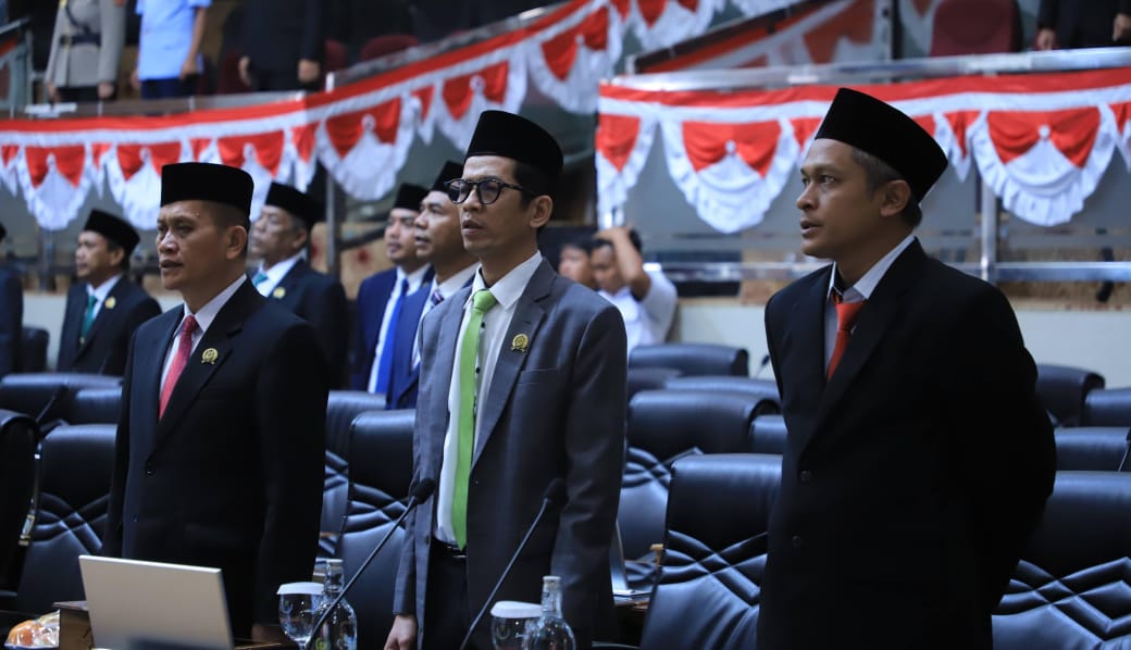 Ketua Panitia Khusus (Pansus) yang juga Wakil Ketua Komisi I DPRD Kabupaten Bogor, KH Achmad Yaudin Sogir (tengah).