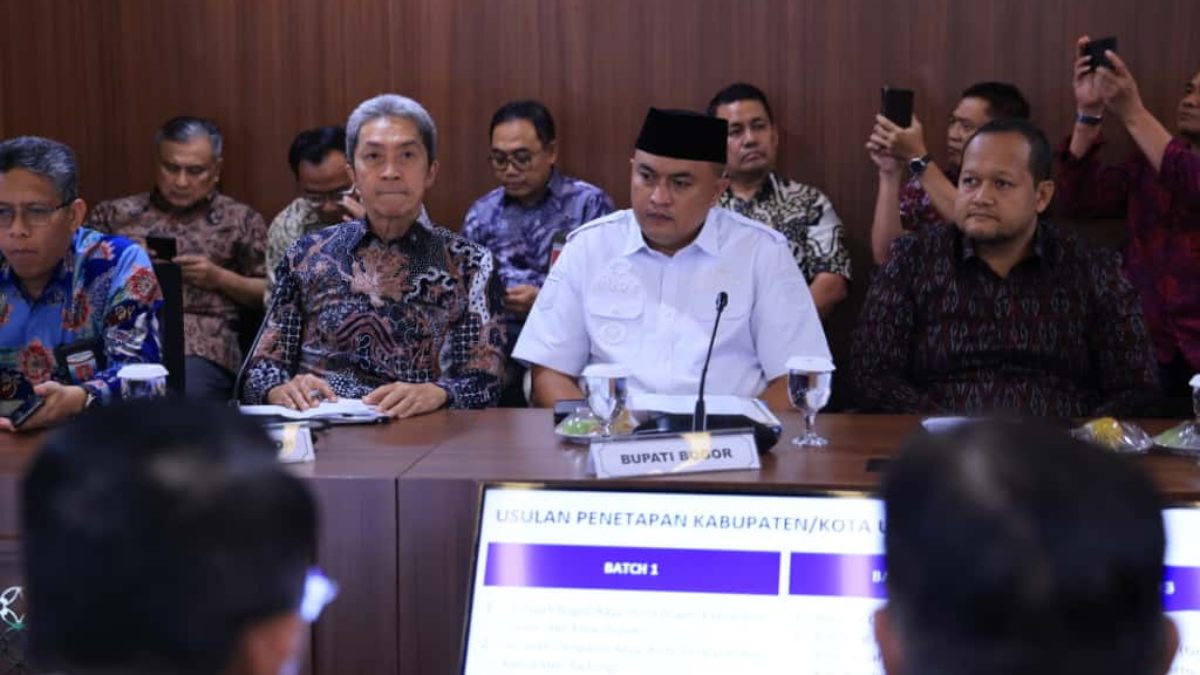 Bupati Bogor Rudy Susmanto menghadiri Rakortas Pengelolaan Sampah Menjadi Energi Listrik (PSEL) di Jakarta, Jumat (24/10).