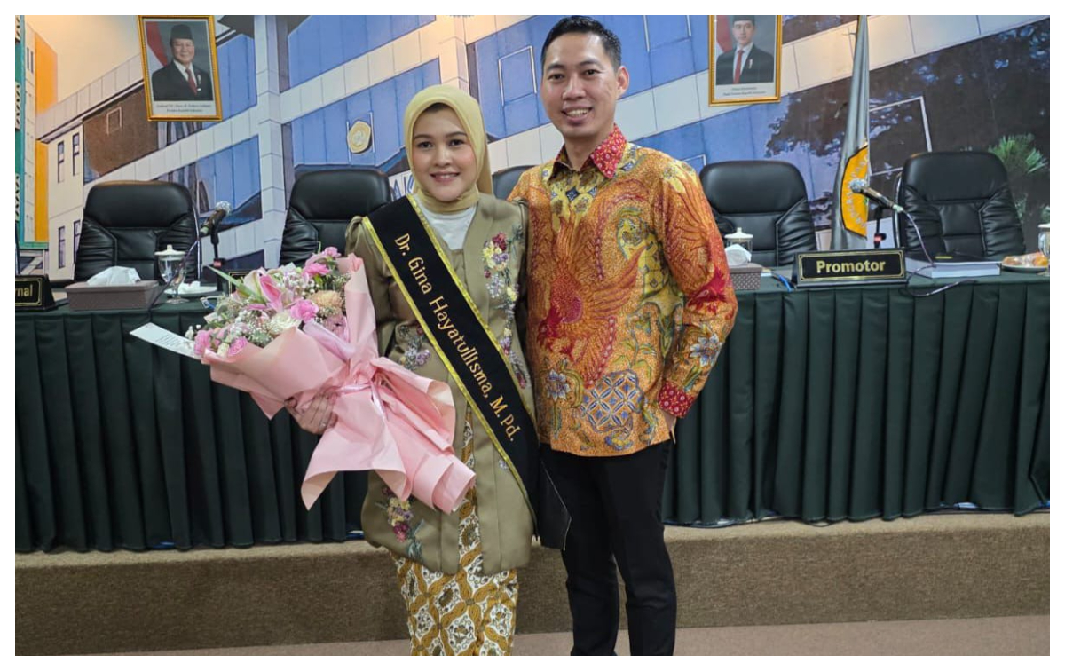 Kepala SMP Pelita Ciampea, Gina Hayatullisma, berhasil menyelesaikan program studi S3 Master Manajemen UNPAK Bogor di usia 32 tahun.