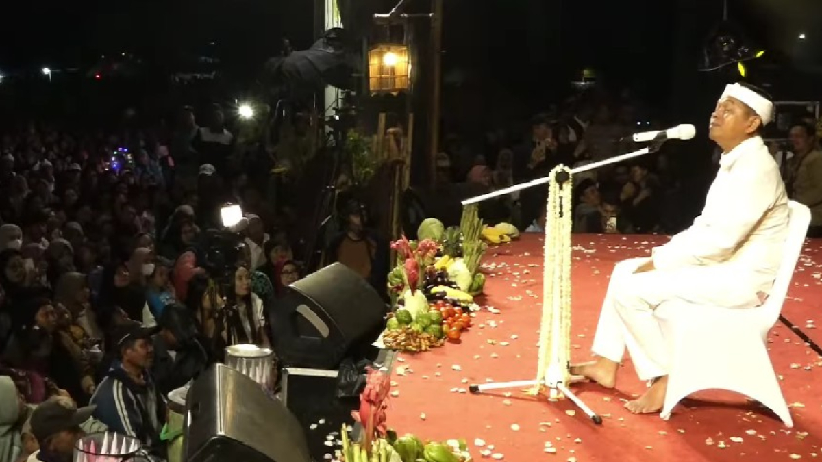Gubernur Jawa Barat, Dedi Mulyadi saat berdialog dengan warga Pangandaran.