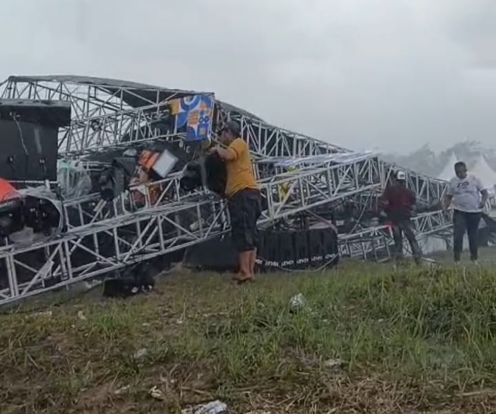 Tangkapan layar peristiwa ambruknya panggung Gunung Sindur Expo di Nirwana Hills, Gunung Sindur, Kabupaten Bogor, Minggu 26 Oktober 2025.