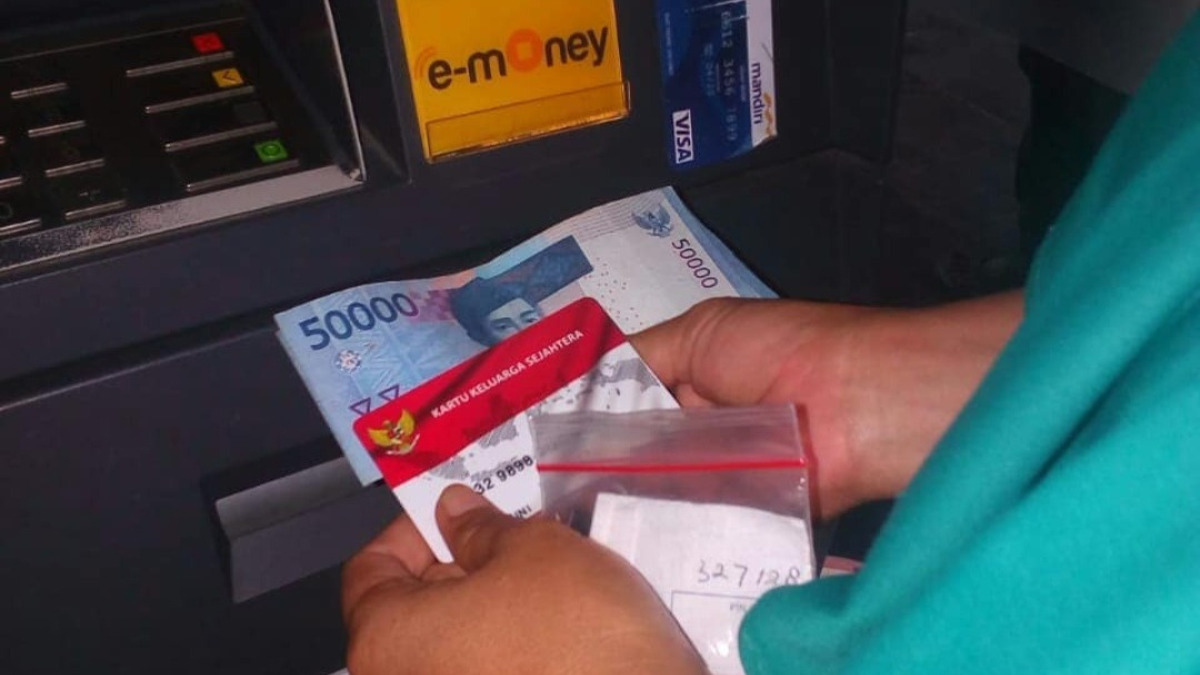 Ilustrasi penarikan dana bansos PKH BPNT di mesin ATM.